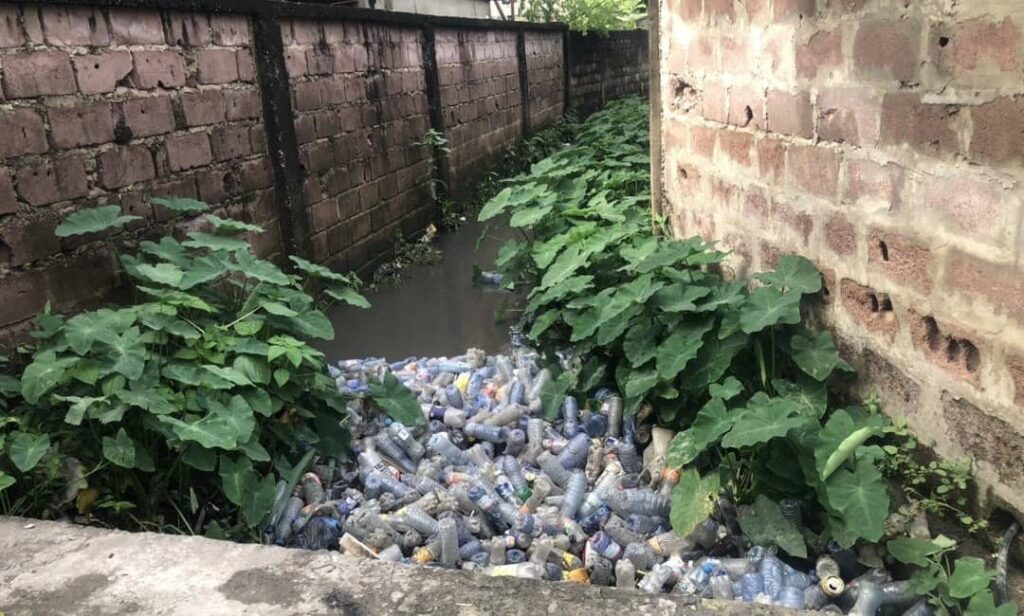 Kinshasa : Les Inondations à Kinsuka Pêcheur Relancent le Débat sur la Gestion des Déchets Plastiques
