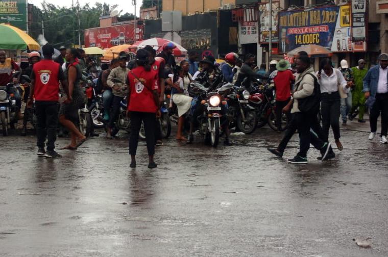 Renforcement des contrôles routiers à Kinshasa : les agents de l’Hôtel de ville à pied d’œuvre malgré les intempéries
