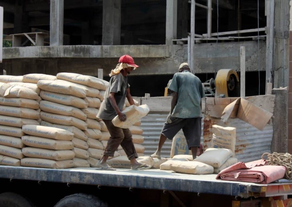 Kinshasa : Le prix d’un sac de ciment atteint 24 000 FC, une hausse qui secoue la construction et le pouvoir d’achat