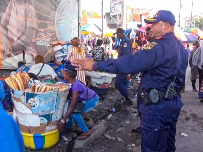 Kinshasa : Des vendeuses se plaignent des interventions policières abusives au marché de Pompage