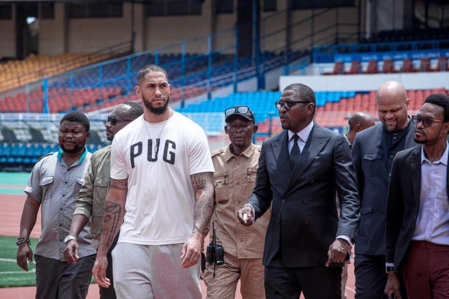 Boxe: Tony Yoka visite le Stade des Martyrs