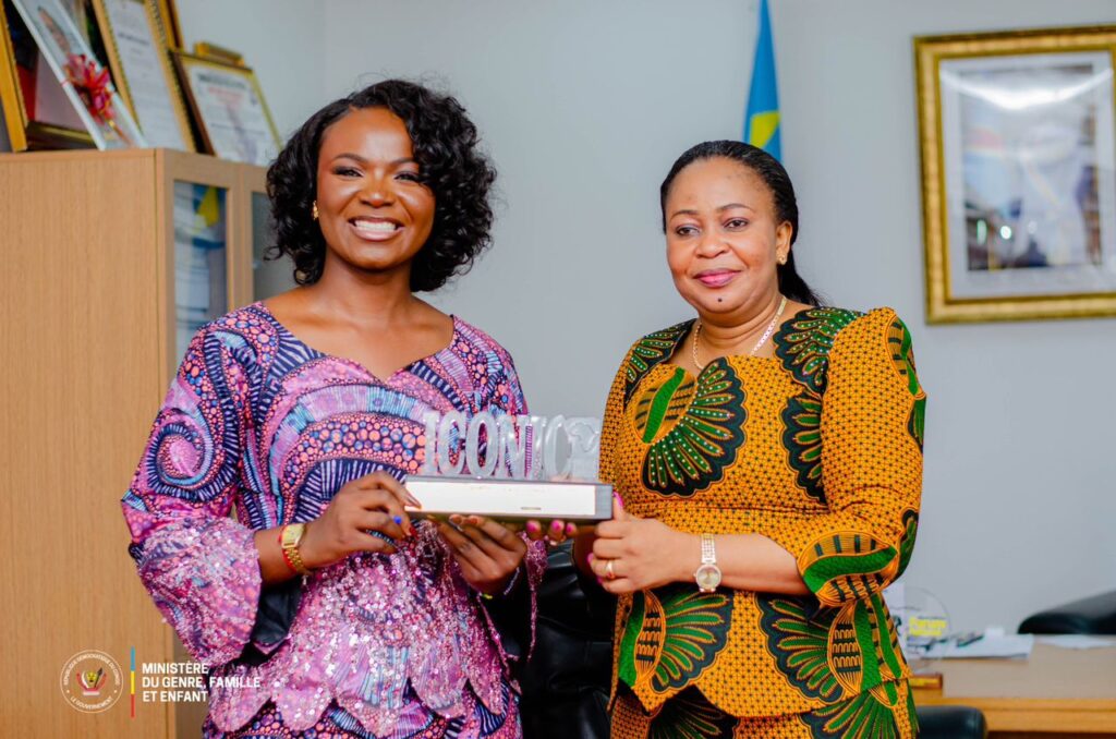 RDC : Micheline Ombae salue le talent d’Euphrasie Kayembe, Meilleur Maitre de Cérémonie Jeune d’Afrique, venue lui présenter son trophée remporté au Zimbabwe