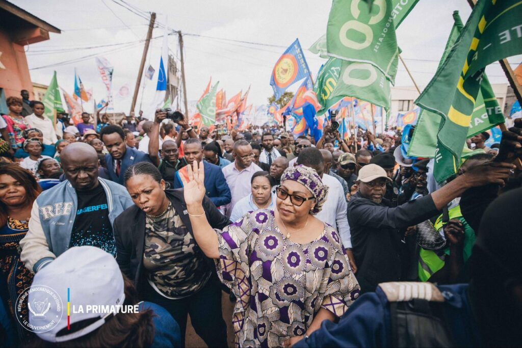 « Les engagements du Chef de l’État seront réalisés…Je mets la pression sur mon Gouvernement » : Judith Suminwa mobilise Mbanza-Ngungu avant la pose de la première pierre des cliniques de l’Université Kongo