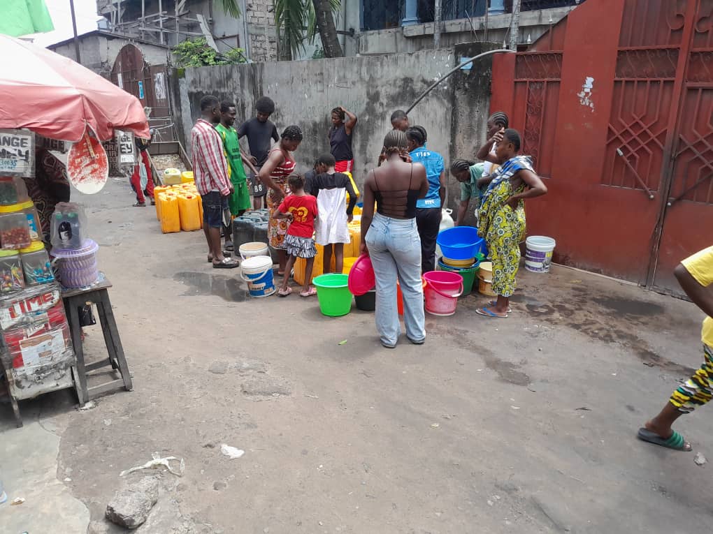Kinshasa : Entre l’angoisse de la soif et l’ombre des coupures d’électricité