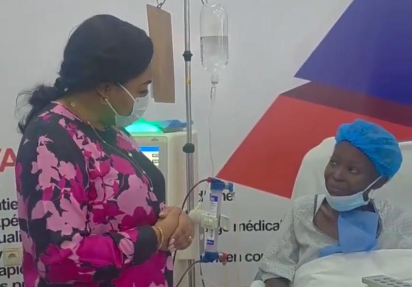 RDC : La Première Dame Denise Nyakeru au chevet de Ruth Bakomba, qui pourra bénéficier d’une greffe de rein à l’étranger