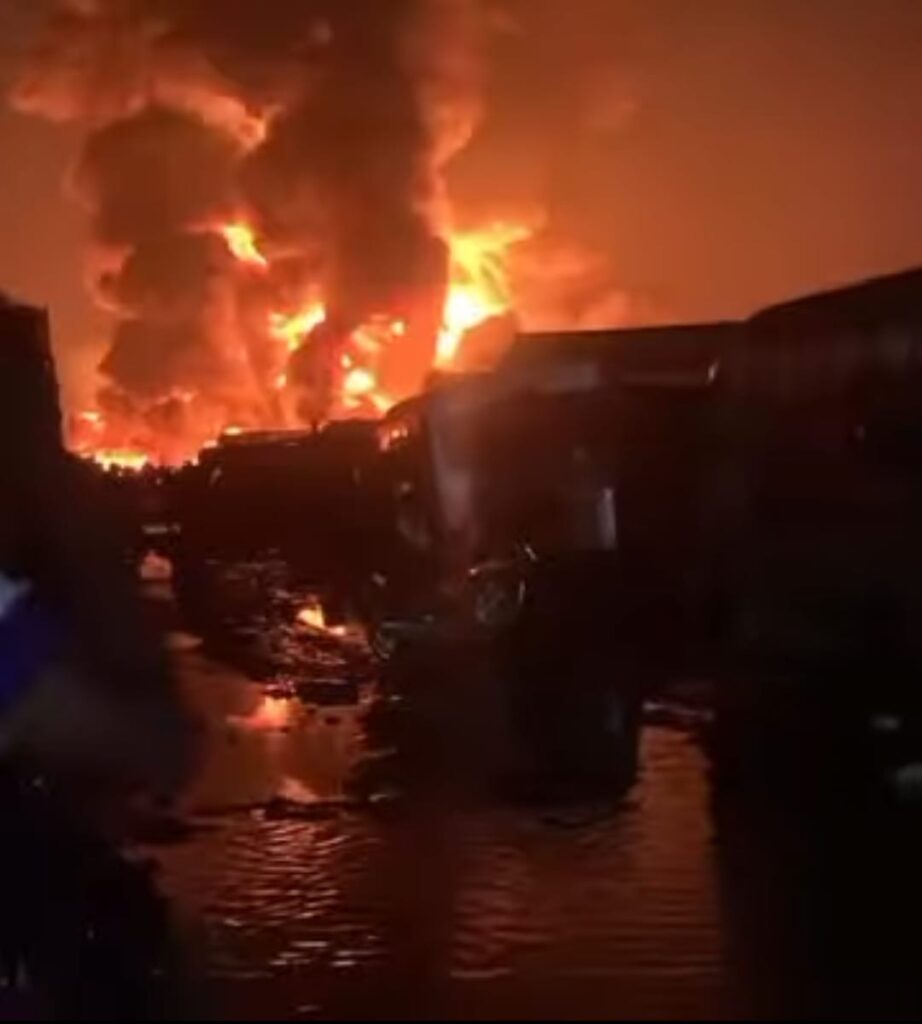 Incendie dévastateur à Limete : Un dépôt d’hydrocarbures en flammes, les secours tardent à intervenir
