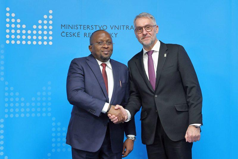 RDC–République tchèque : Jacquemain Shabani présente la réforme de la PNC 2026–2030 et renforce la coopération sécuritaire pour 90 000 policiers et 10 000 départs à la retraite