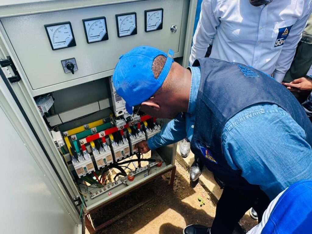 SNEL : le DG Teddy Lwamba inaugure trois nouvelles cabines électriques dans le Bandundu, mettant fin à 35 ans de privation