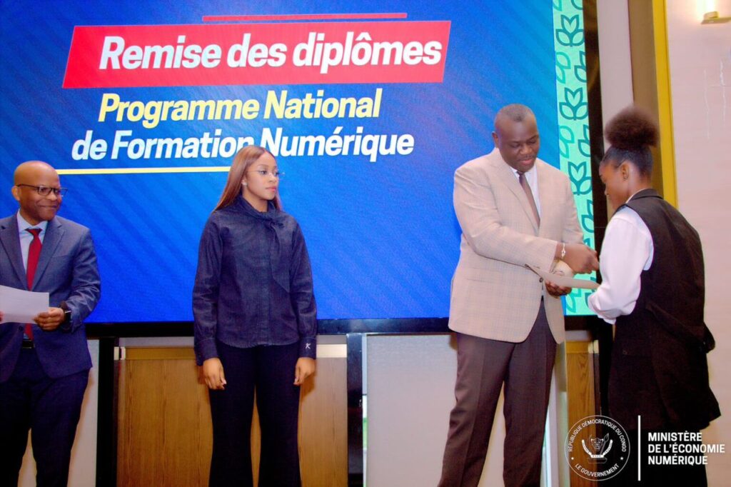 250 000 jeunes visés pour le Programme national de formation numérique : Augustin Kibassa Maliba remet les brevets aux formateurs
