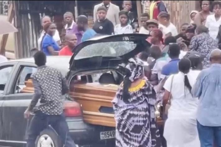 Kinshasa : un contrôle routier cause une scène choquante avec un corbillard