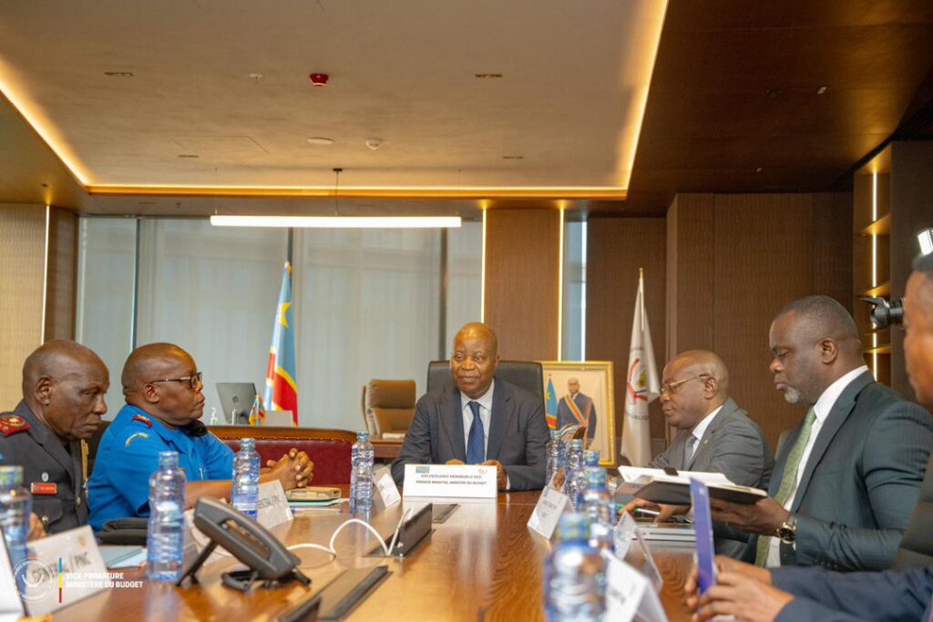 Kinshasa : le VPM Adolphe Muzito reçoit la haute hiérarchie de la Police nationale pour discuter des préoccupations budgétaires