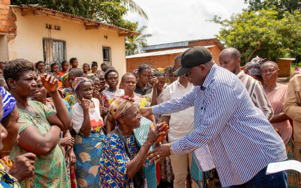 Kasaï Central : Taupin Kabongo distribue plus de 1 000 pagnes aux femmes rurales de Ngaza