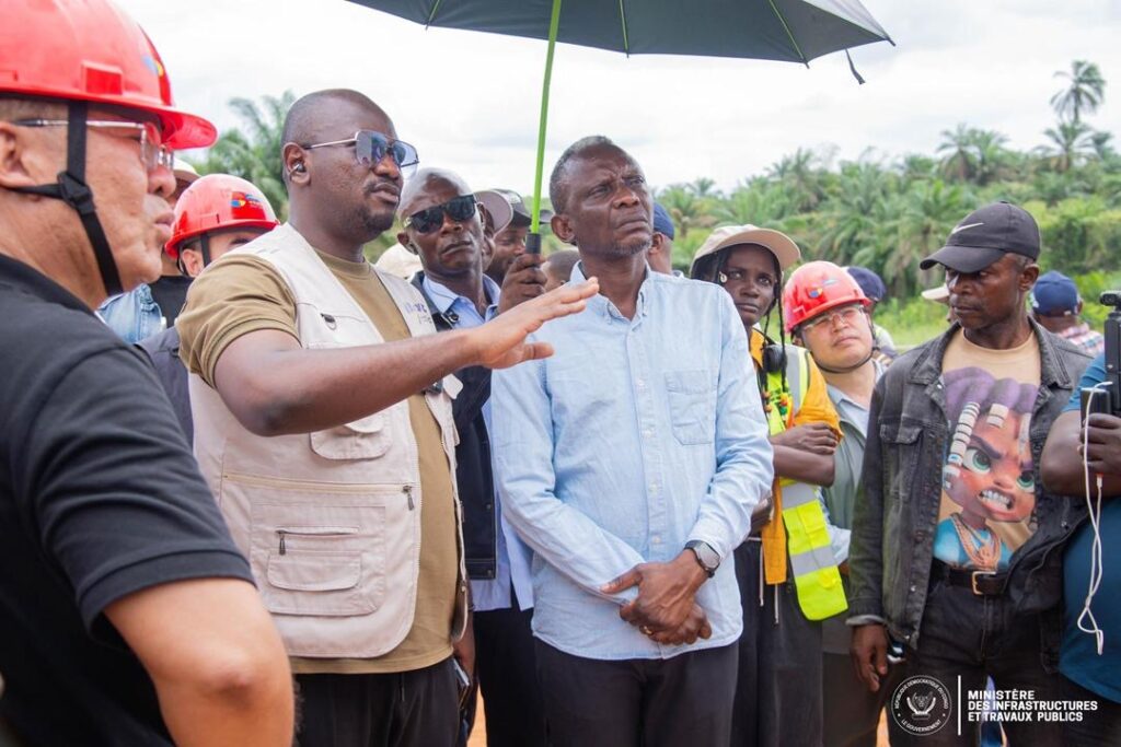 RDC : John Banza supervise la pose d’une poutre de 45 tonnes sur le pont Mfuti, un chantier clé des rocades de Kinshasa