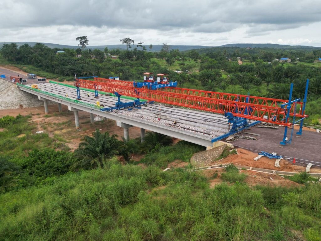 Infrastructures : 28 poutres déjà posées sur le pont Mfuti, les travaux du pont N’djili avancent à grands pas