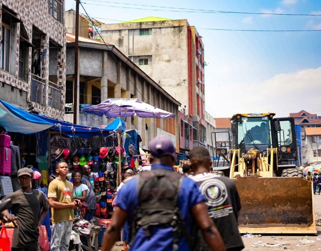 Kinshasa : démolition des installations anarchiques sur l’avenue Kasa-Vubu dans le cadre de l’opération « Coup de poing »