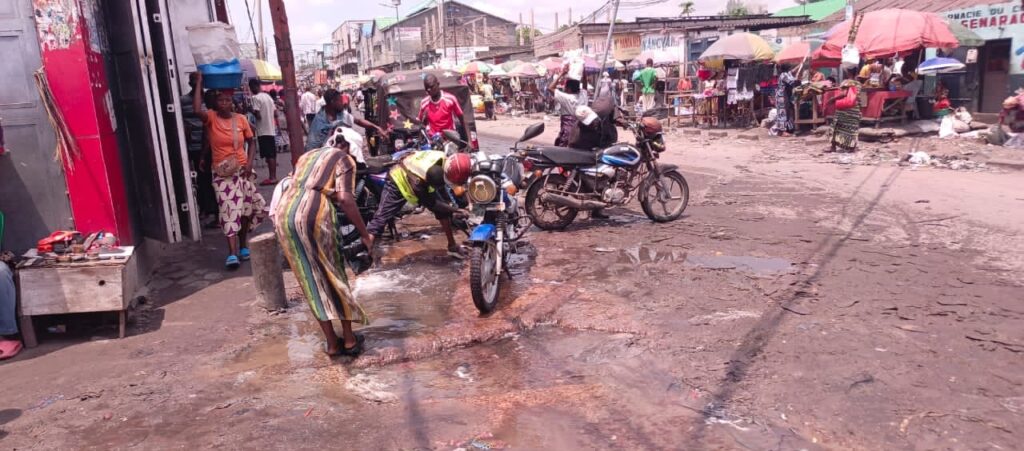 Kinshasa : appel urgent à la réparation d’une importante fuite d’eau à Kimbanseke