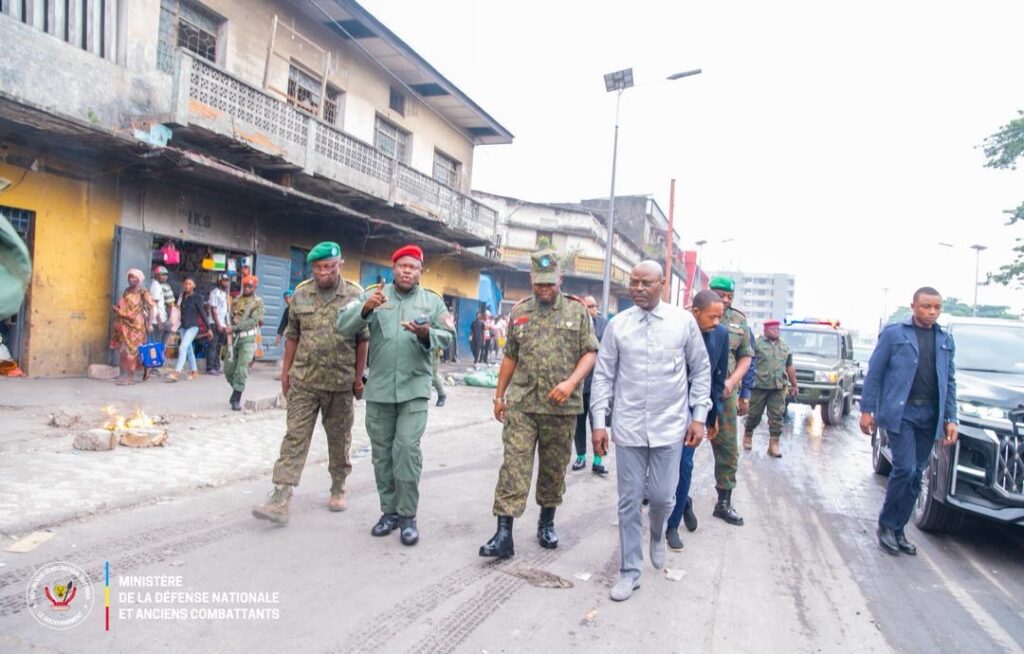 Kinshasa : Guy Kabombo inspecte le dispositif sécuritaire déployé autour du marché Zando