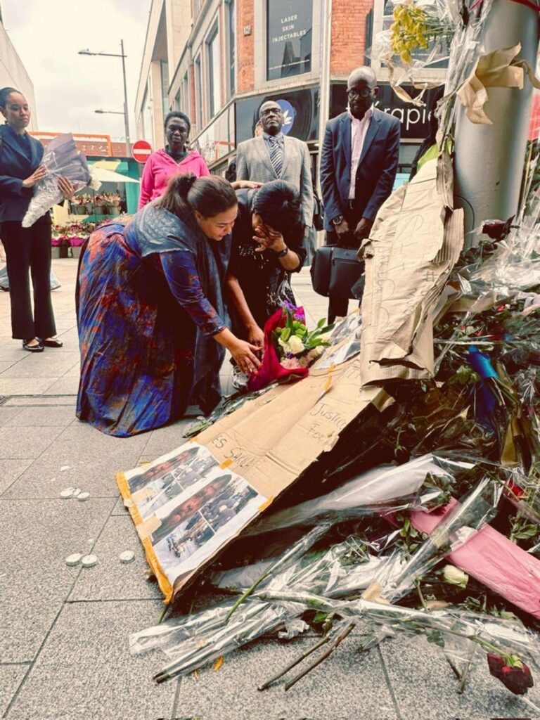 Dublin : recueillement de Thérèse Kayikwamba sur le lieu du décès d’Yves Sakila