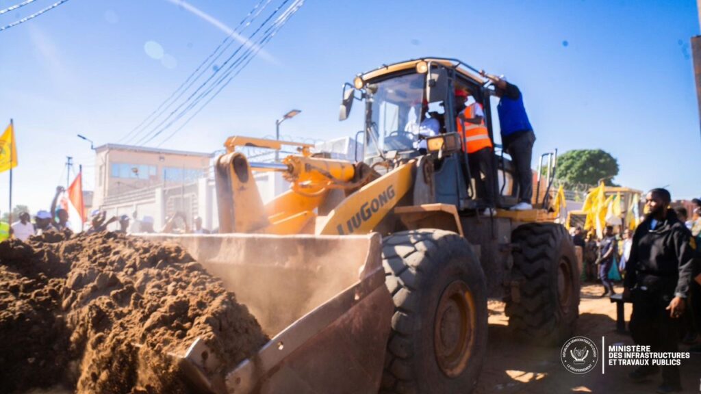 Kalemie : lancement des travaux de 22,21 km de voirie, John Banza donne le coup d’envoi d’un projet de 41,7 millions USD