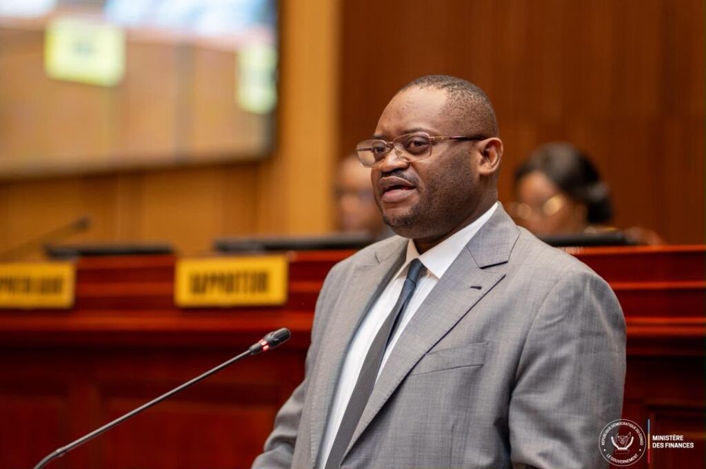 RDC : Doudou Fwamba présente au Sénat quatre projets de loi de financement d’un montant global de 753,6 millions USD