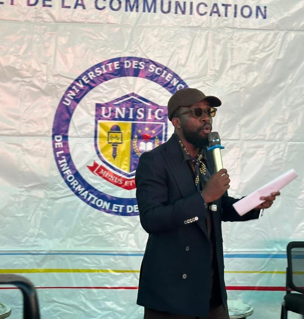 « Le diplôme n’est pas une destination, c’est une boîte à outils » : Herman Amisi inspire les étudiants de l’UNISIC