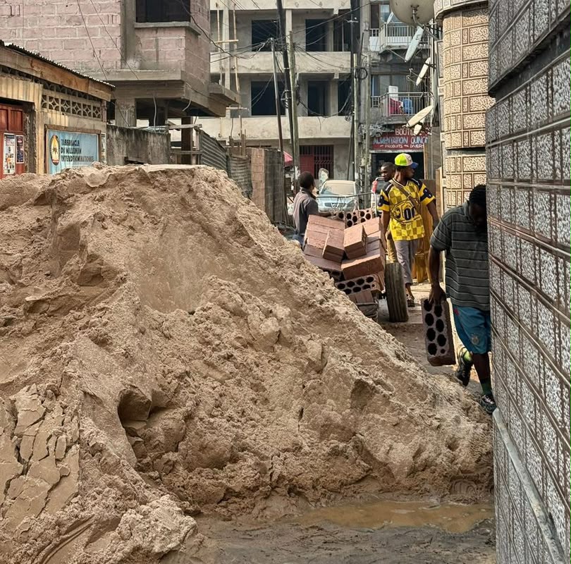 Kinshasa : quand les chantiers privés prennent les avenues en otage et banalisent l’occupation illégale de l’espace public