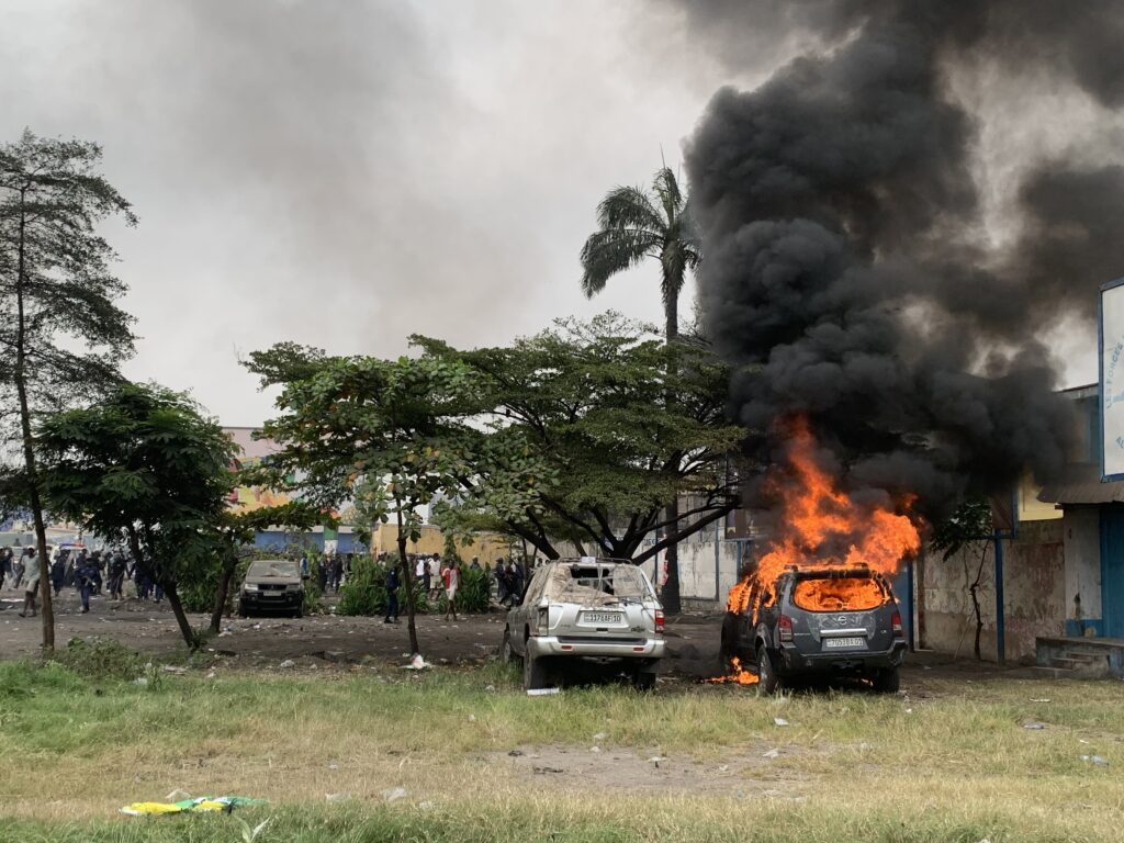 Kinshasa : 20 blessés et plusieurs véhicules incendiés lors de la manifestation de l’opposition, le Gouvernement provincial annonce des poursuites