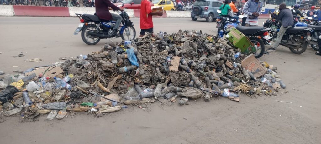 Rond-point Huilerie : l’accumulation de déchets menace la santé publique et perturbe la circulation