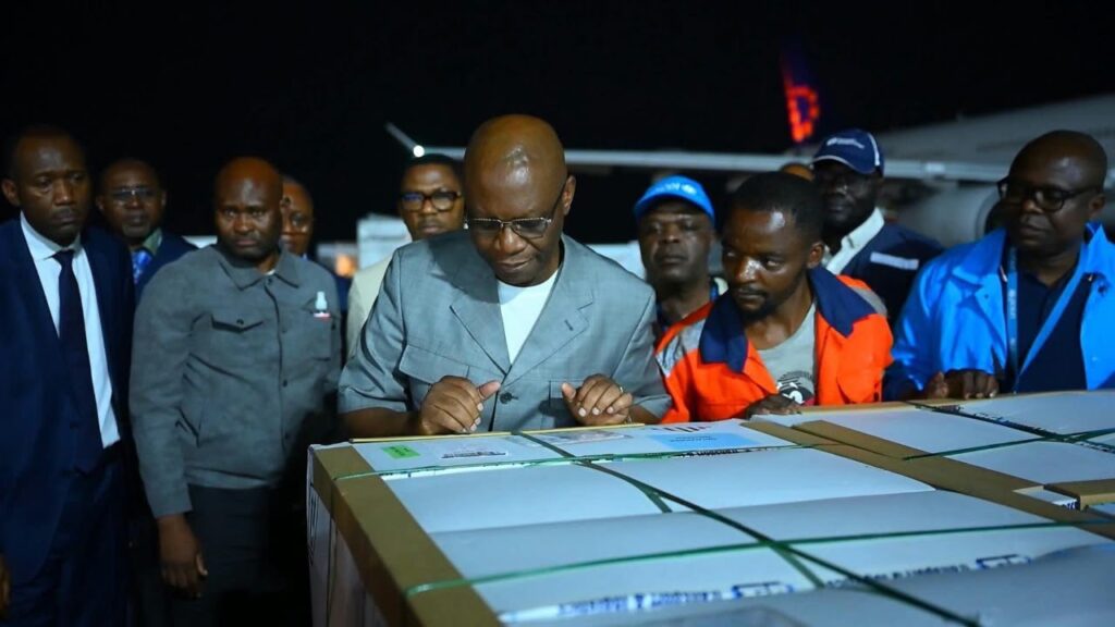 RDC : un premier lot de 16 520 doses d’Ervebo réceptionné à Kinshasa pour renforcer la riposte contre Ebola