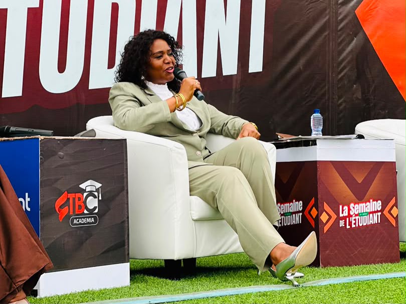 « L’université ouvre la voie, le professeur accompagne, mais l’étudiant doit marcher » : Nicole Ntumba Bwatshia appelle à rapprocher le savoir du réel