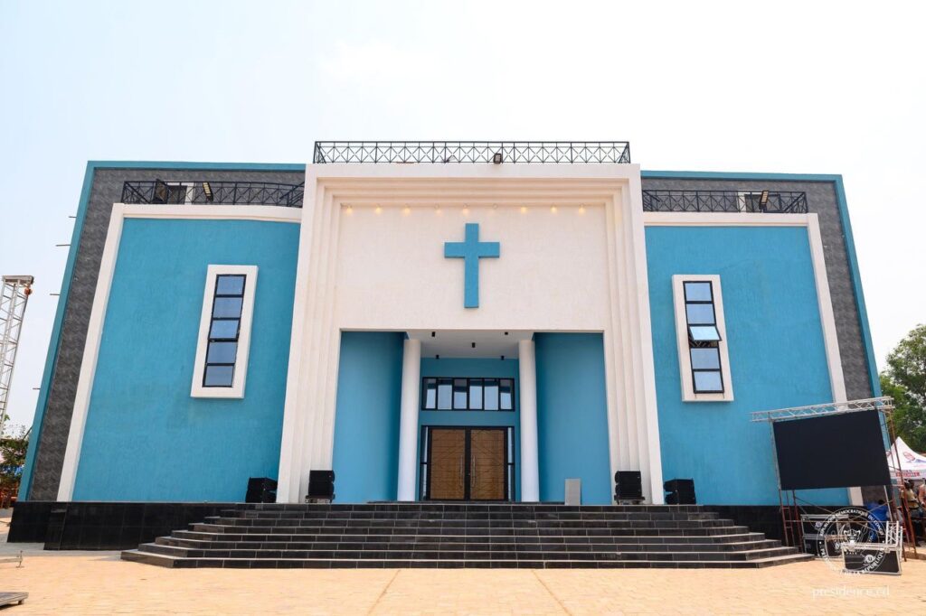 Mbuji-Mayi : à la dédicace de Notre-Dame de l’Espérance, l’Église porte les attentes du Grand Kasaï devant Tshisekedi