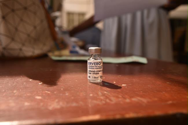 Ebola en RDC : 70 000 doses d’Ervebo arrivent, dont 20 000 réservées à un essai clinique