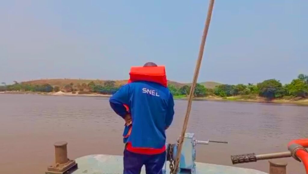 Kinshasa : pourquoi l’électricité se fait rare dans plusieurs communes ? La SNEL pointe l’étiage et les déchets du fleuve