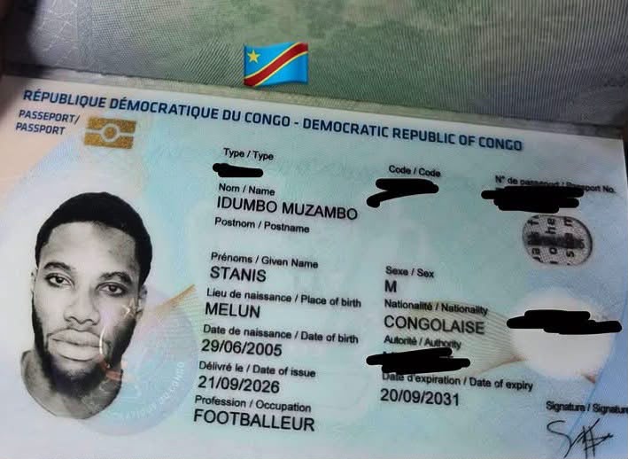 Stanis Idumbo reçoit officiellement son passeport congolais en Belgique