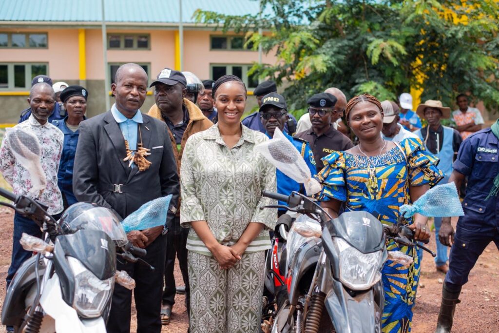 Aminata Namasia offre 10 motos aux chefs coutumiers de Bambesa