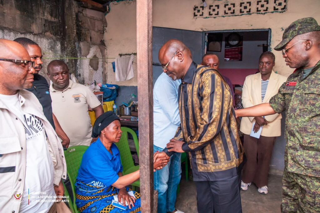 Crash de Kenge : Guy Kabombo auprès des familles des victimes pour réaffirmer la solidarité des FARDC