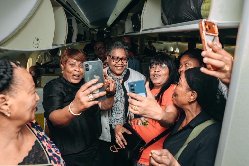 En route pour New York, Judith Suminwa choisit Air Congo et affiche son soutien à la compagnie nationale