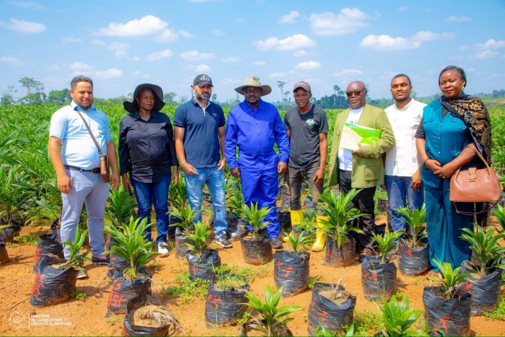 Kisangani : Muhindo Nzangi visite plus de 5 000 hectares de palmiers à huile exploités par CAP Congo