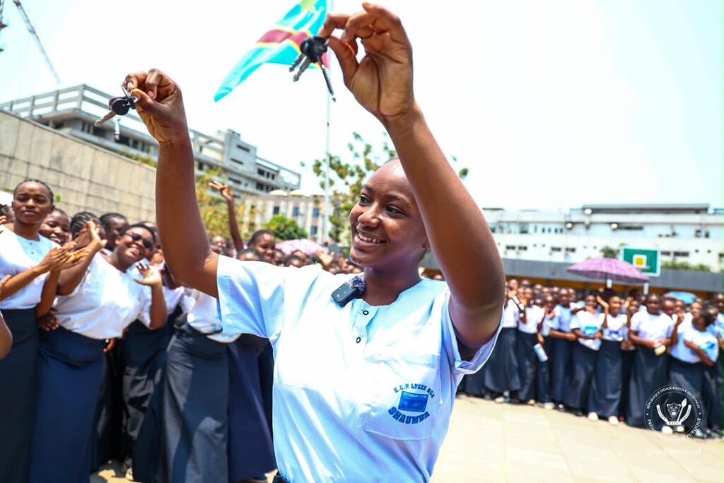 Kinshasa : Félix Tshisekedi équipe le Lycée Monseigneur Shaumba de deux bus et 100 ordinateurs au