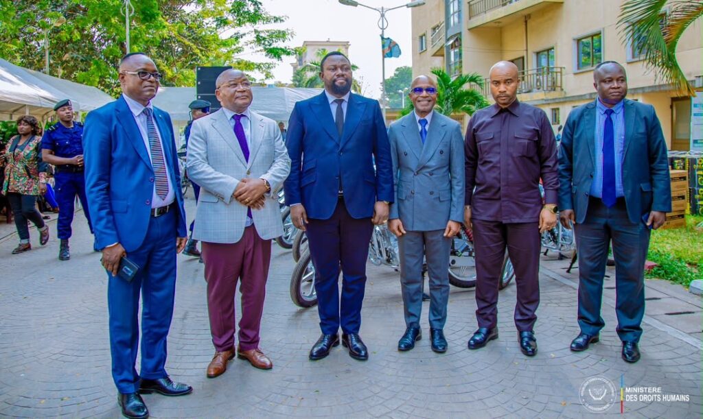 RDC : Samuel Mbemba dote les 26 Divisions provinciales des Droits Humains en équipements de travail