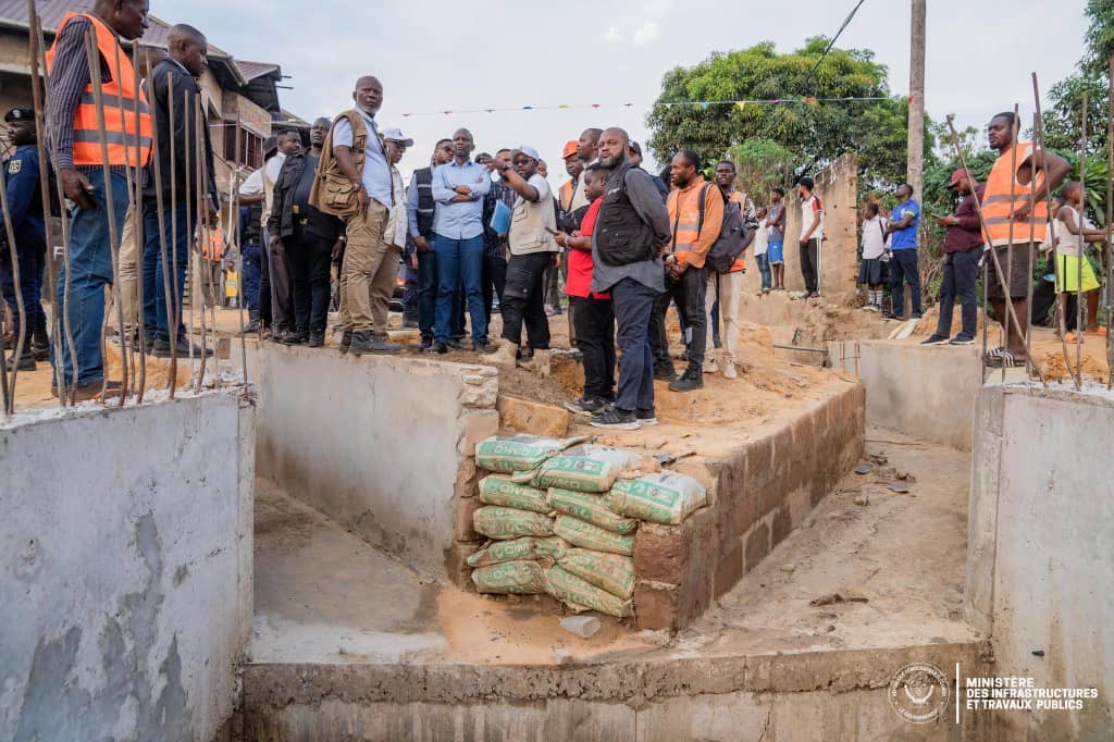 UNIKIN : les travaux anti-érosifs rassurent les professeurs, John Banza inspecte les ouvrages de sécurisation