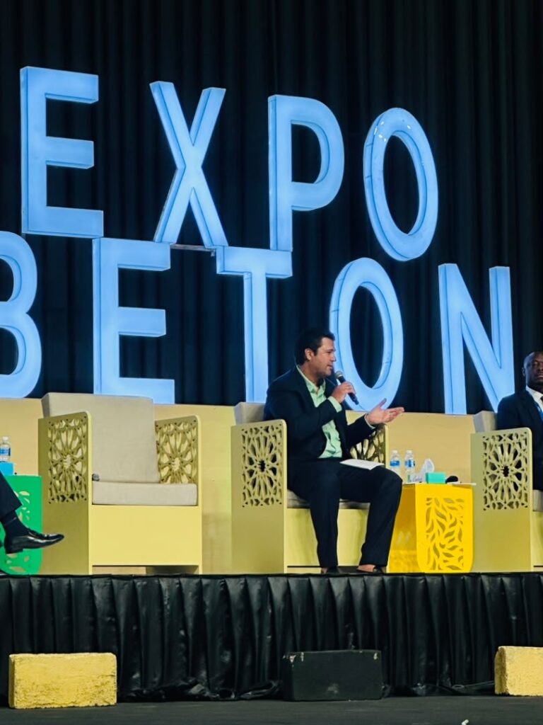 ExpoBeton 12 : Eyal Szombat défend les façades solaires pour transformer les bâtiments de Kinshasa en centrales électriques