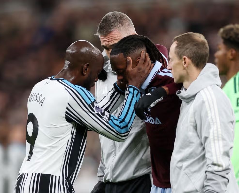 Premier League : Aaron Wan-Bissaka sort sur blessure lors de la victoire d’Aston Villa face à Newcastle