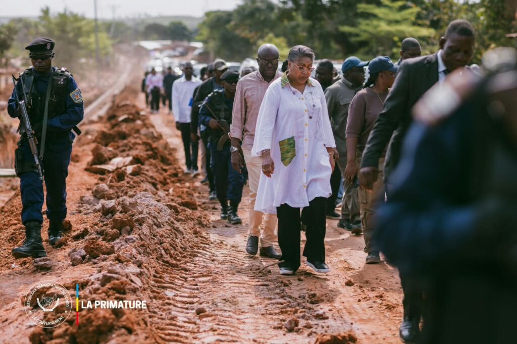Kongo Central : Judith Suminwa inspecte les routes en réhabilitation et échange avec la population de Kasangulu
