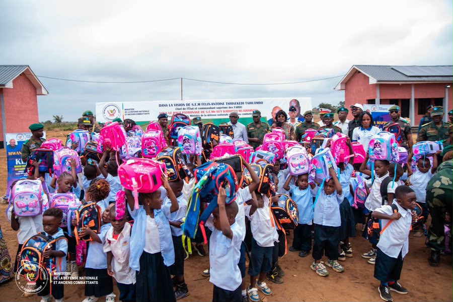 Kongo-Central : plus de 500 kits scolaires remis aux enfants des militaires à Kitona